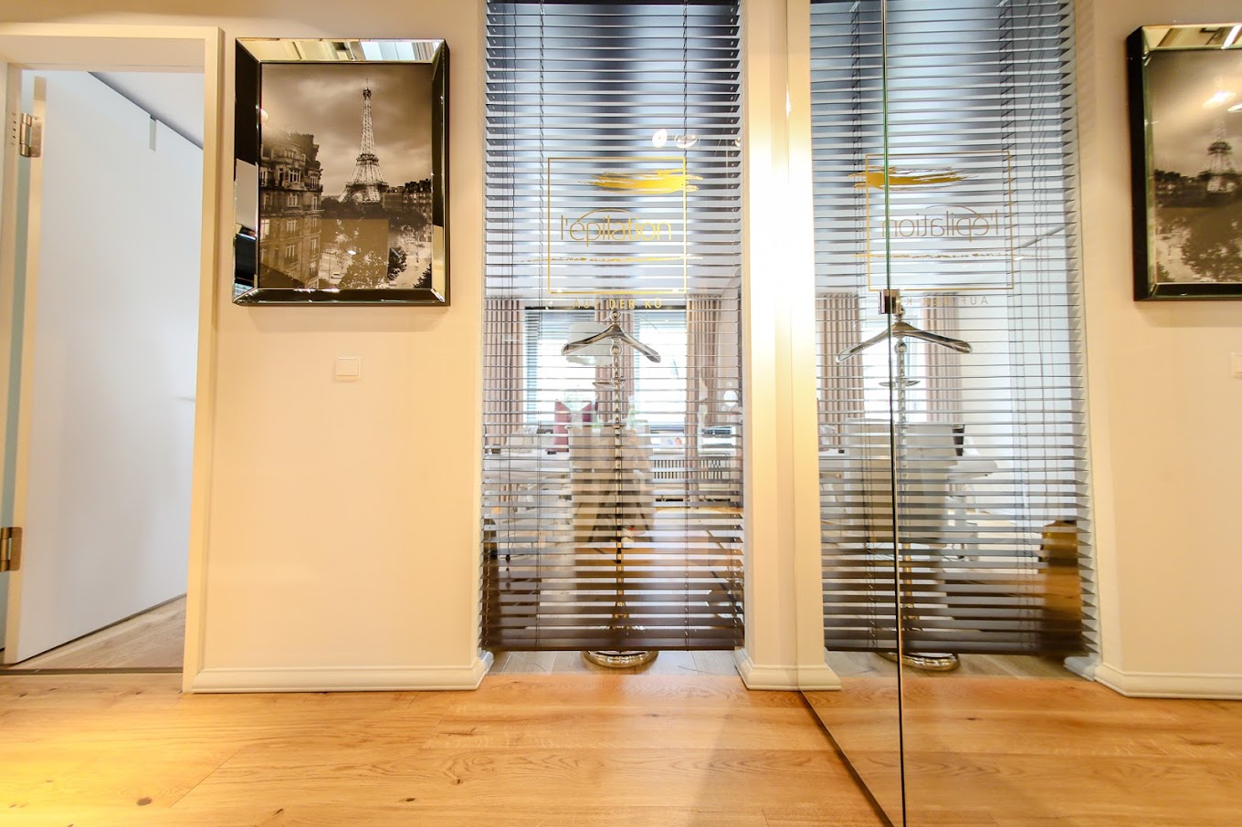 Empfangsbereich mit Kirschblueten