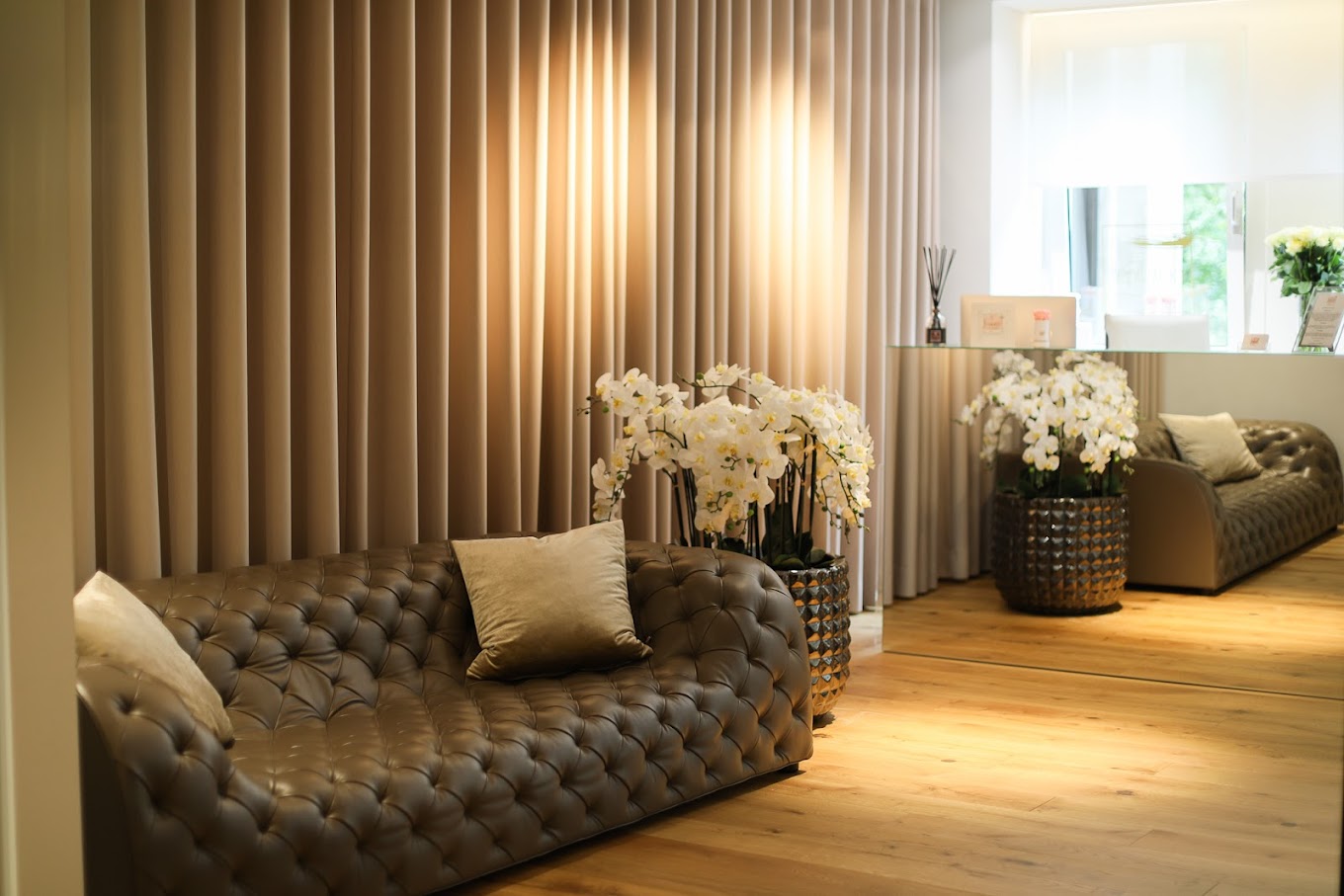 Wartebereich mit Chesterfield-Sofa